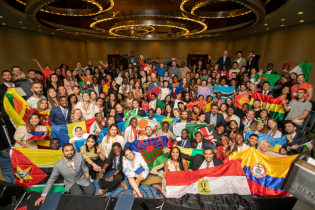 Zdjęcie przedstawiające przedstawicieli różnych krajów, wraz z ich flagami narodowymi, najpewniej uczestników programu wymiany zaangażowania społecznego.